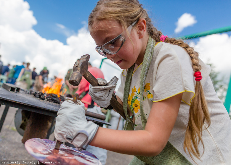 Девочка-кузнец на фестивале в Семилужках показала томичам, как нужно ковать металл