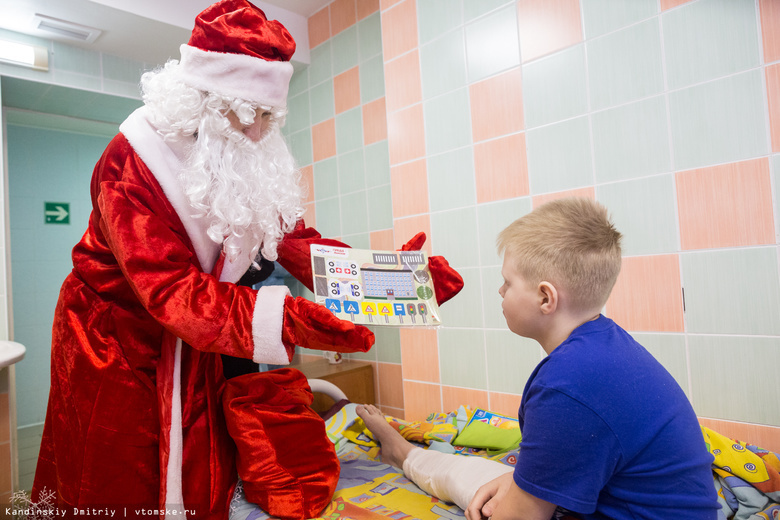 Полицейский Дед Мороз поздравил с Новым годом маленьких пациентов томской больницы