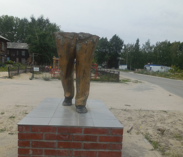 КПРФ: неизвестный повредил памятник Ленину, делая селфи