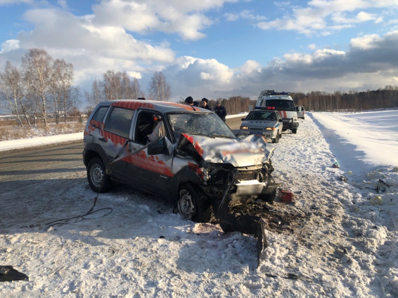 Mercedes врезался в Chevrolet Niva на трассе Томск — Колпашево, погиб человек