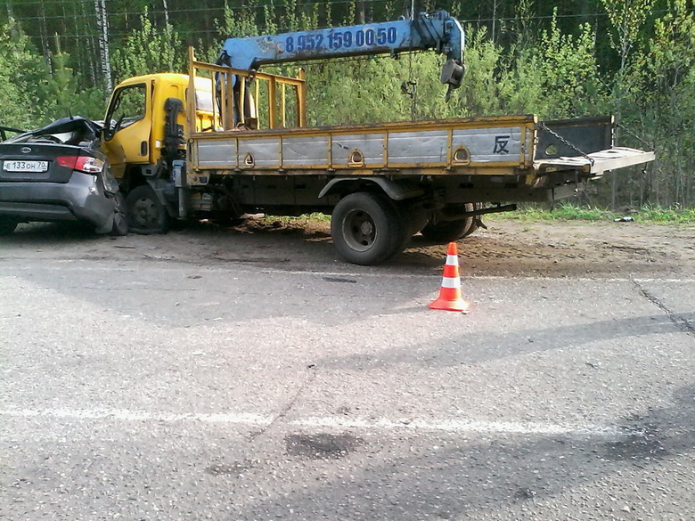 Пьяный водитель Kia врезался в грузовик на трассе Томской области