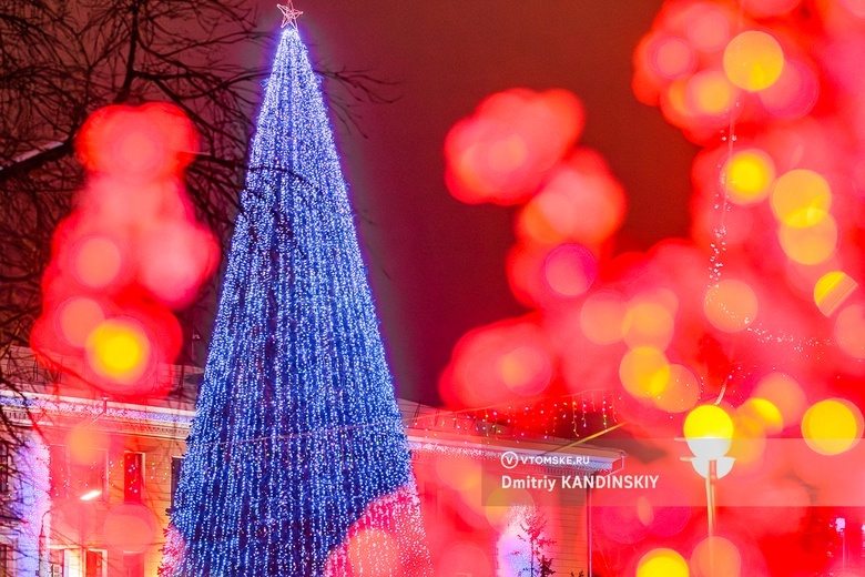 Главную новогоднюю ель начали демонтировать в Томске