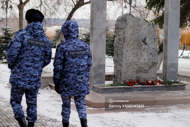 «Их всех расстреляли»: томичи несут цветы к Камню скорби в память о жертвах политрепрессий