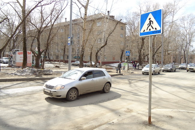 Автомобиль сбил первоклассницу на переходе около школы