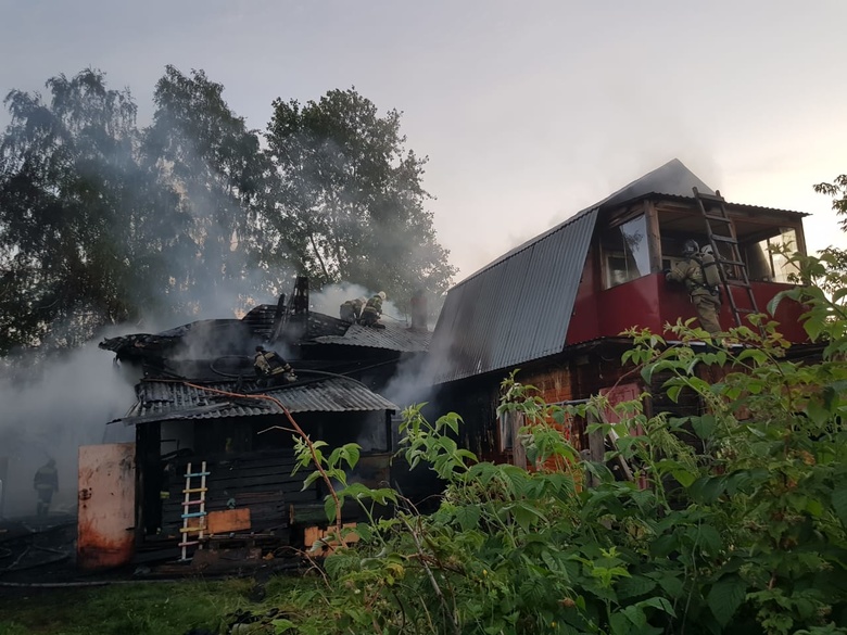В Томске пожарные спасли женщину и грудного ребенка, застрявших в горящем доме