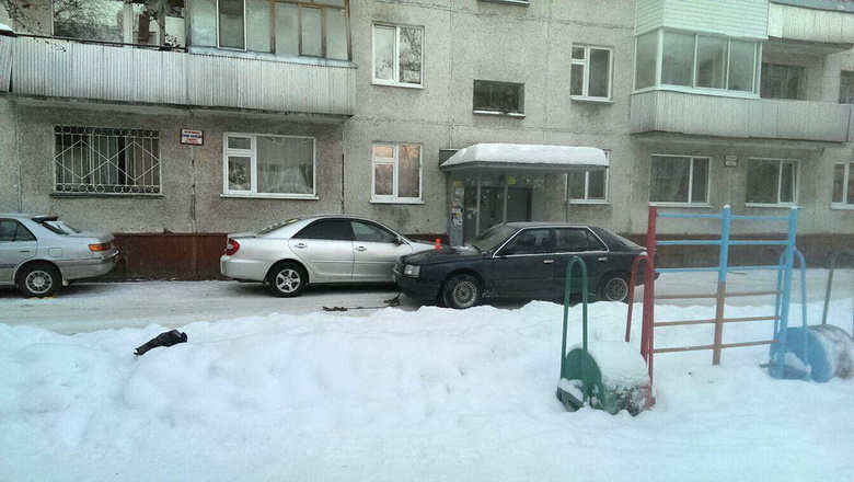 Неисправный автомобиль наехал на пешехода во время буксировки в Северске