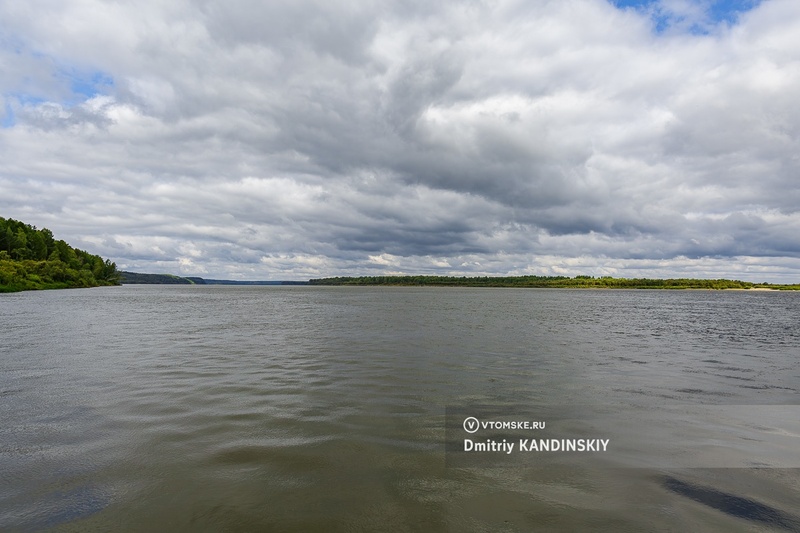 Мужчина пропал во время отдыха с компанией на реке в Томской области. Вероятно, он утонул