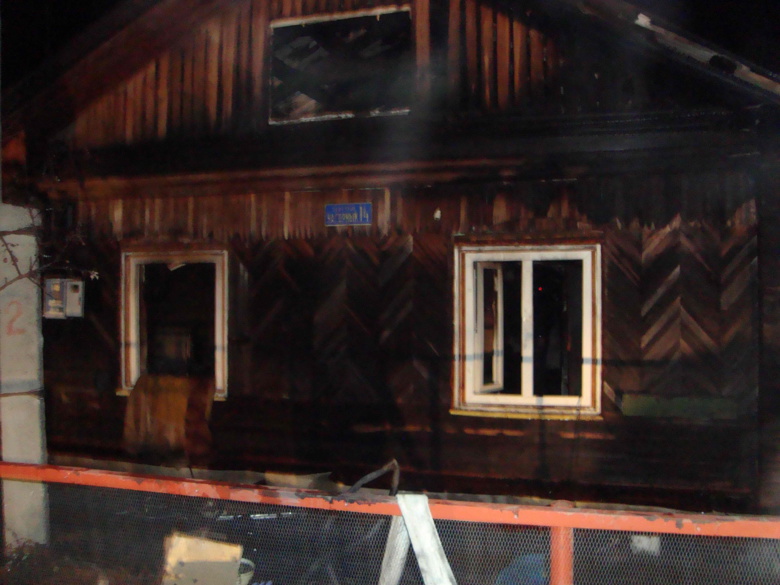 МЧС: погибшие при пожаре в томском селе не смогли выбить «глухие» стеклопакеты на окнах