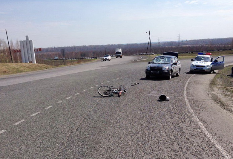 Пьяный велосипедист столкнулся с Lada на развязке у томского села