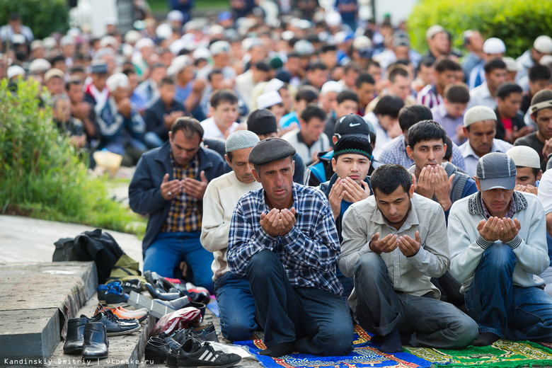 Около трех тысяч мусульман отметили праздник Ураза-Байрам (фото)