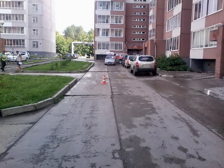 «Газель», двигаясь задним ходом, сбила пешехода во дворе
