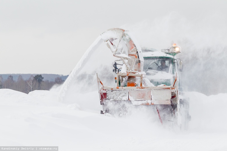 Власти: подрядчик расчищает заметенную снегом дорогу у деревни Томского района