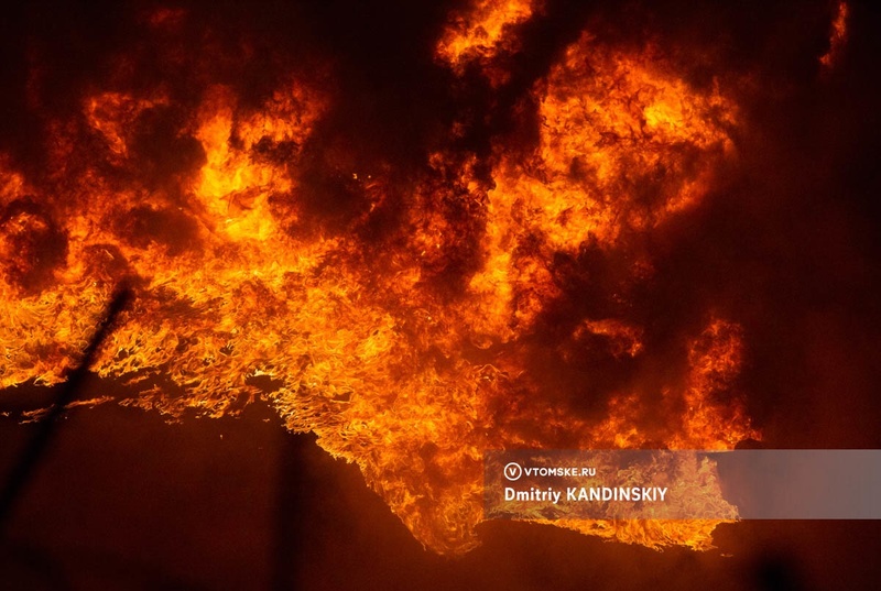 Семь машин и мотоцикл пострадали от огня при возгорании гаражей на Каштаке в Томске