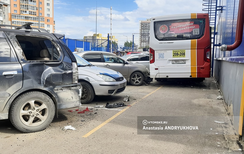 Маршрутка протаранила машины на парковке «Ленты» в Томске. Водителю стало плохо