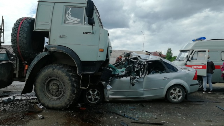 Водитель и пассажир Ford скончались, «залетев» под КамАЗ на трассе в Томской области