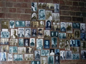 Расстрельный крест, фрагмент постоянной экспозиции, составленный из фотографий людей, находившихся в подвалах НКВД в 1930-е