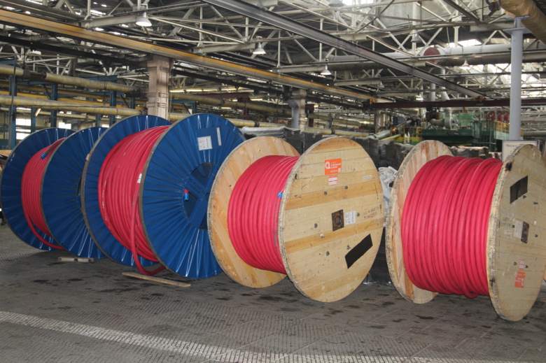 На «Сибкабеле» по заказу угольщиков выпустили прочный кабель в цветной оболочке