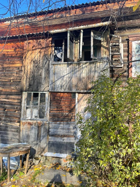 Тело мужчины с переломом костей и раной на голове нашли в жилом доме в Томске