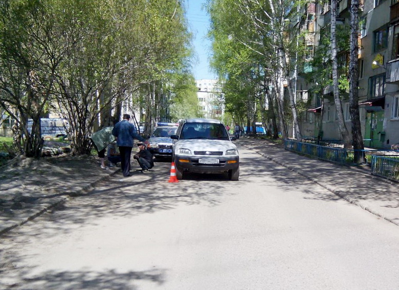 Автомобиль сбил трехлетнего ребенка во дворе