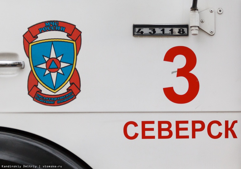 Пожарные эвакуировали 19 человек из горящего дома в Северске, пострадала женщина