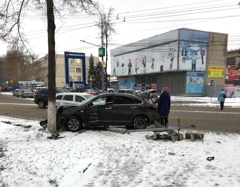 Иномарка снесла светофор на Красноармейской в Томске