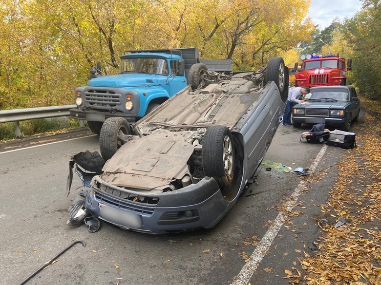 Ford врезался в дерево и перевернулся в Томске