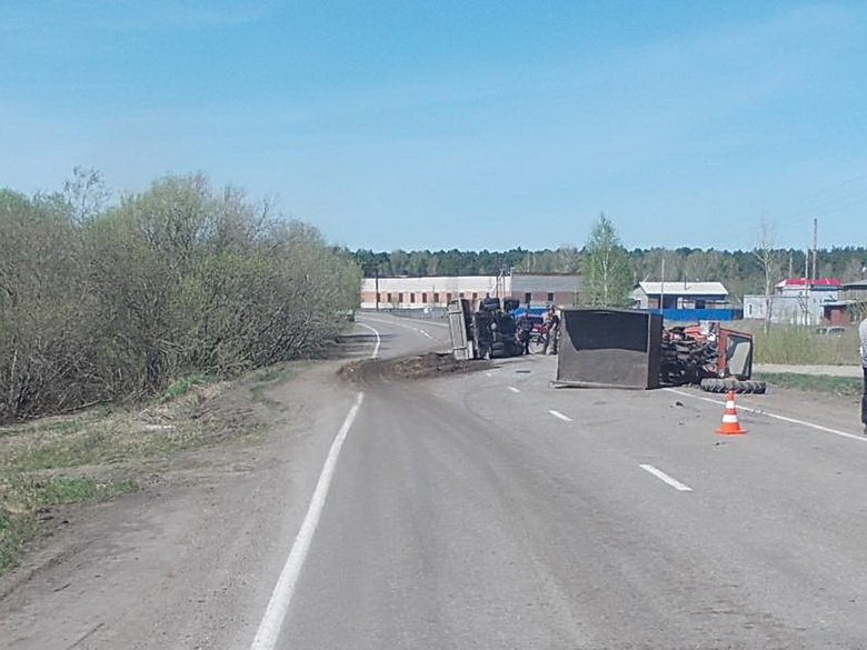 «Газель» в ДТП опрокинула трактор