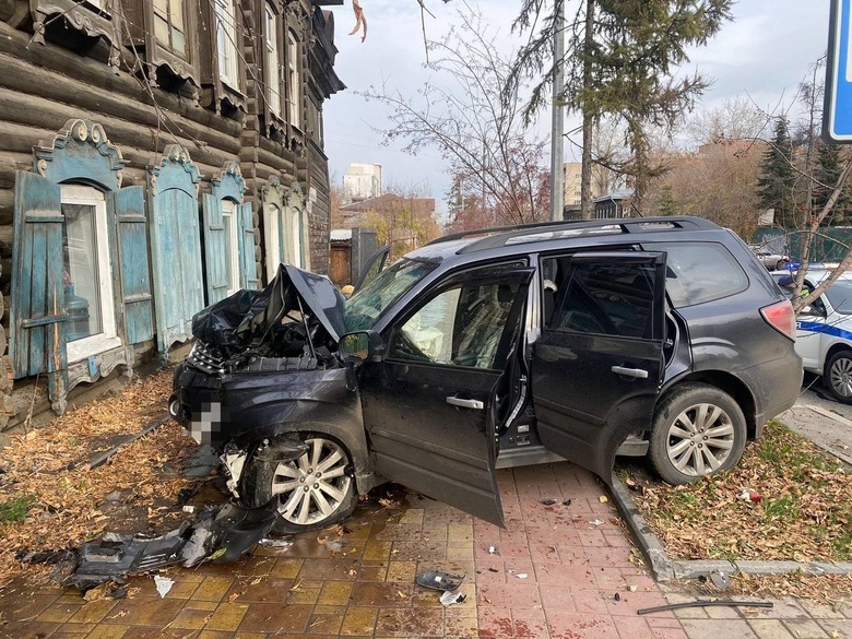 Автомобиль врезался в жилой дом на Красноармейской в Томске
