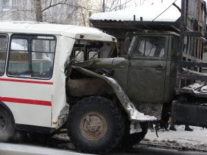 Грузовик столкнулся с маршруткой (фото)