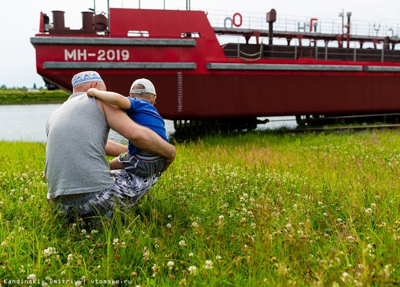 Самусьский судозавод спустил на воду нефтеналивные баржи для «Алросы»