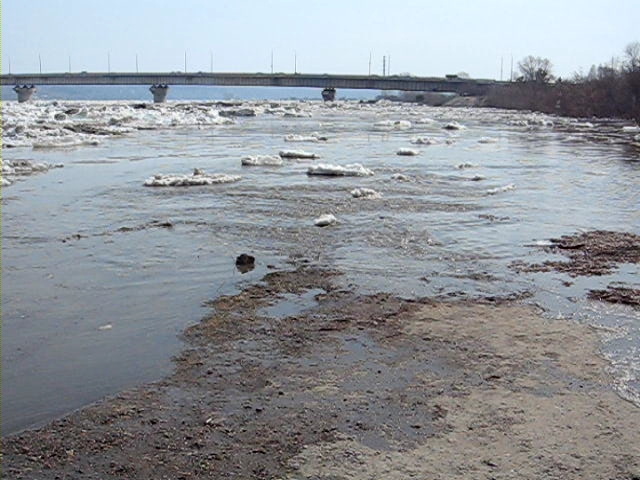 Перелив воды у Сенной Курьи (видео)