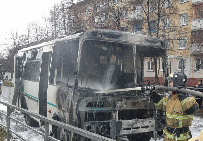 Автобус загорелся на ходу в центре Северска