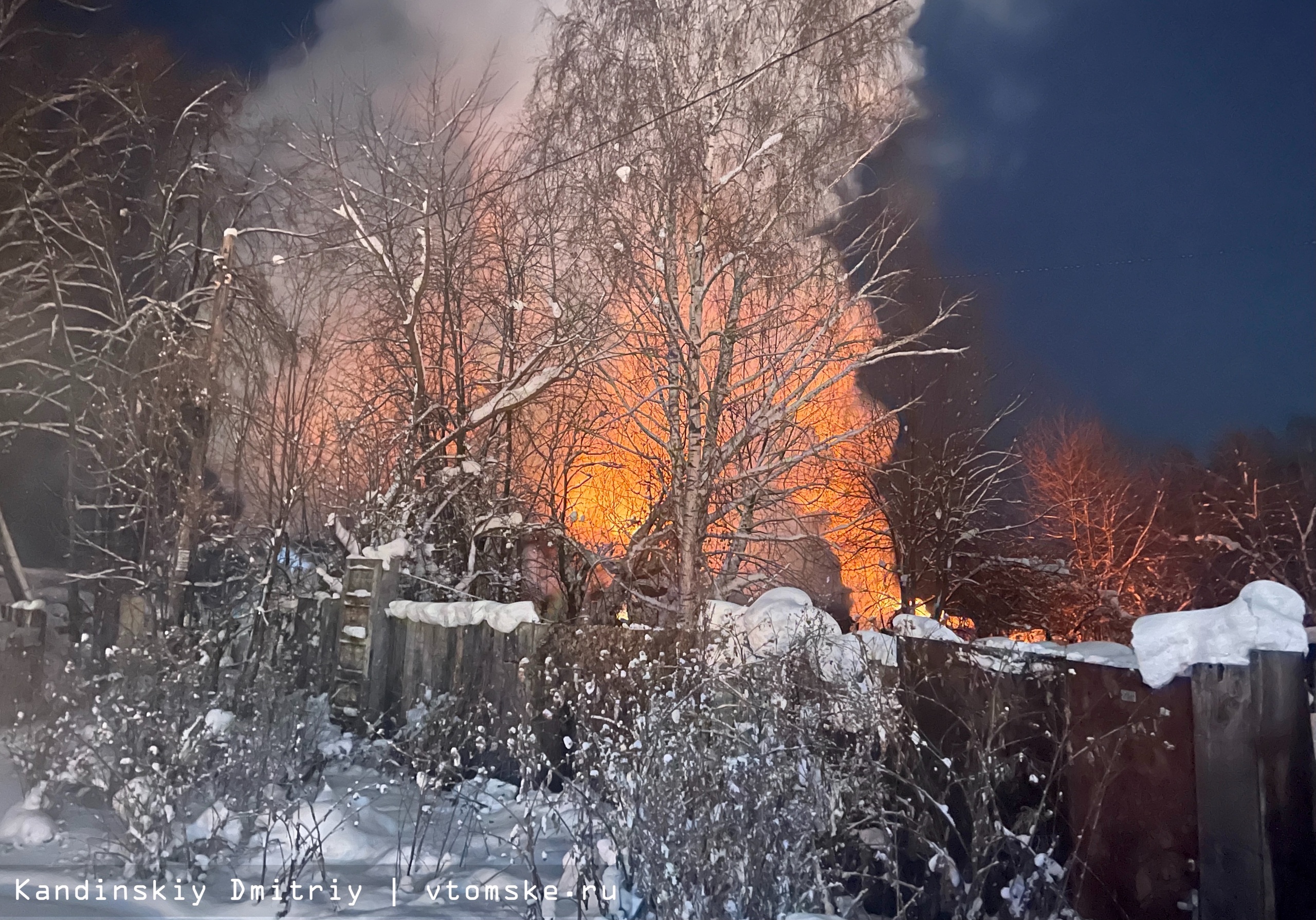 Частный жилой дом сгорел в новогоднюю ночь в Томске | 31.12.2020 | Томск -  БезФормата