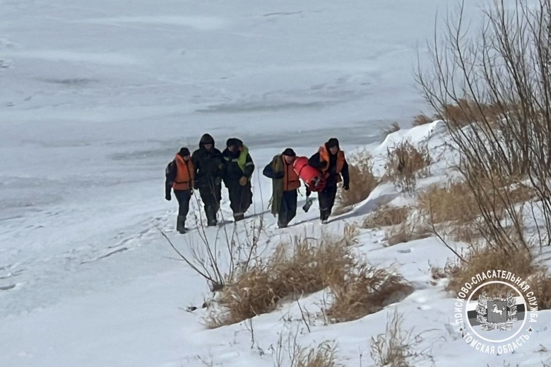 Спасатели помогли выбраться со льда на Томи рыбаку, которому стало плохо