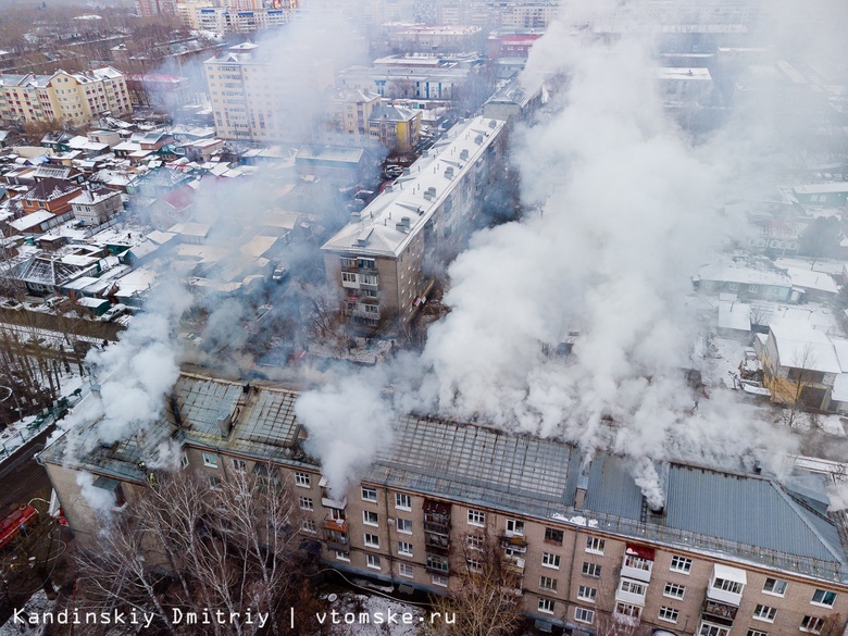Крыша многоквартирного дома горит в Томске