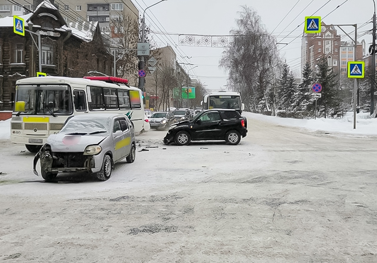 Маршрутка и 4 машины столкнулись на Кирова в Томске | 10.01.2021 | Томск -  БезФормата