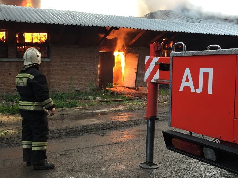Пожарные больше 4 часов тушили возгорание на складе в районе Черемошников в Томске