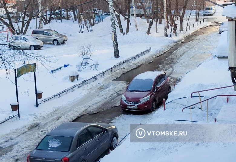 Вода залила двор в Томске. Жильцы боятся, что машины вмерзнут в лед