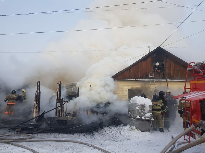 Мужчину доставили в больницу после пожара в частном доме в Томске