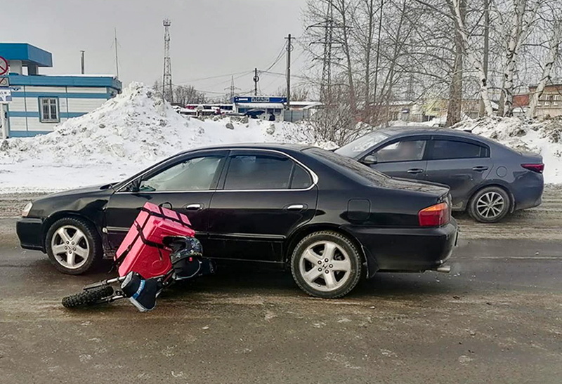 Водитель Honda сбил курьера на электровелосипеде в Томске