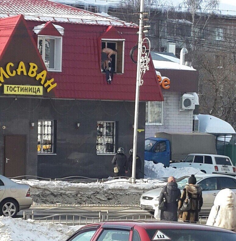 Полицейские передали медикам мужчину, стоявшего в окне гостиницы