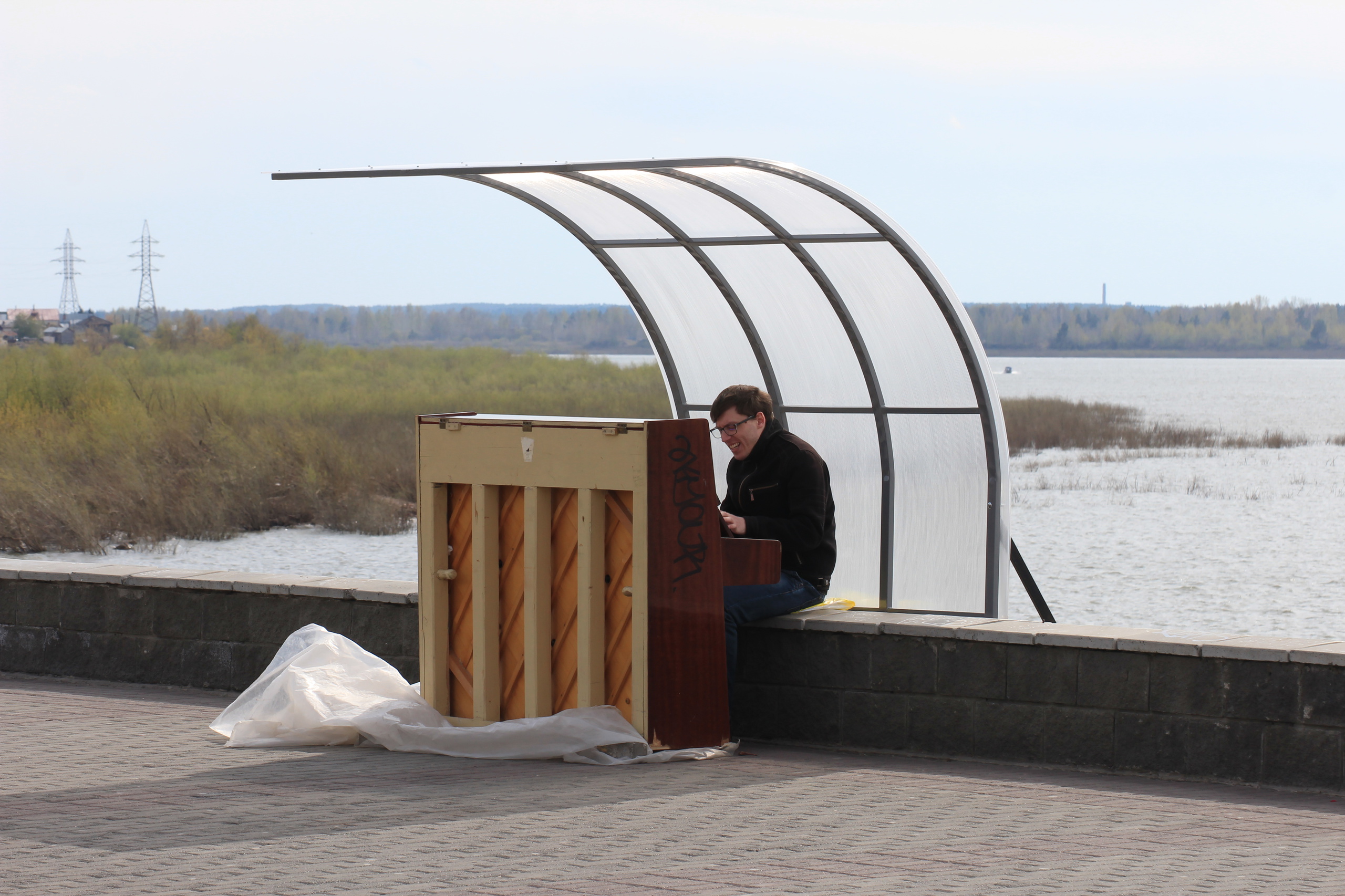 Над уличным пианино на набережной Томска установили навес - vtomske.ru