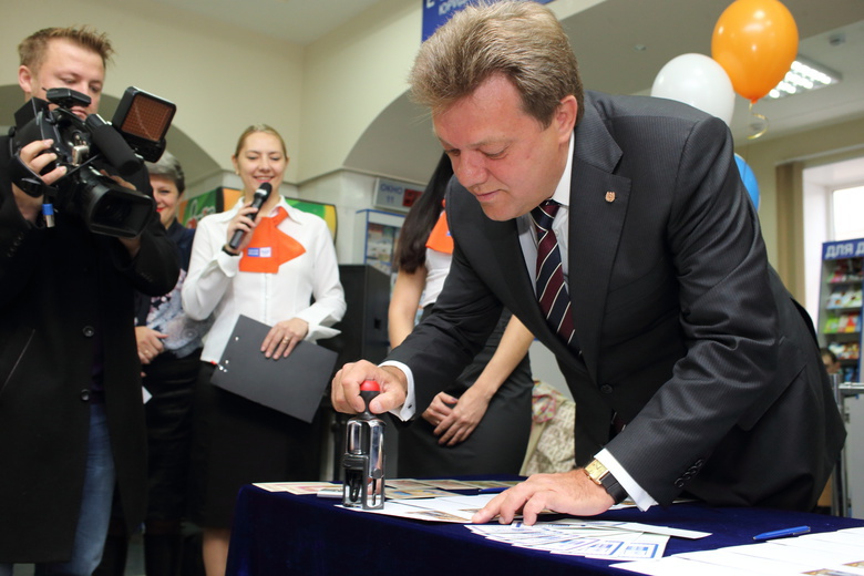 Мэр поставил первый оттиск юбилейного почтового штемпеля «410 лет Томска» (фото)
