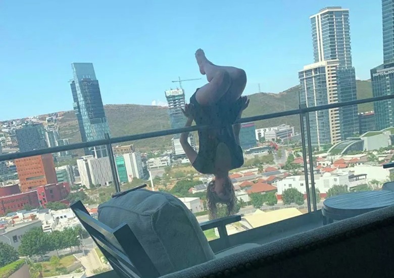 Блогершу из Мексики сфотографировали за секунду до падения с балкона