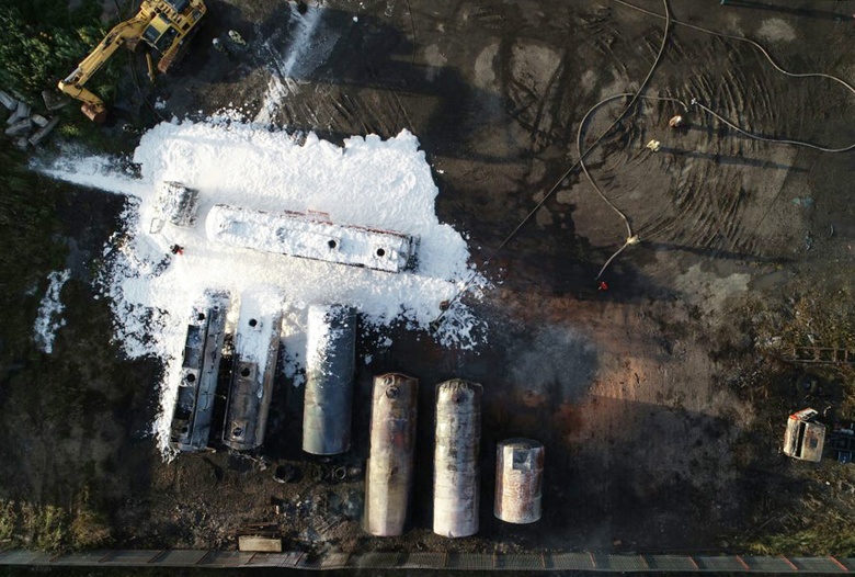 Три бензовоза пострадали от огня на промплощадке в Томском районе