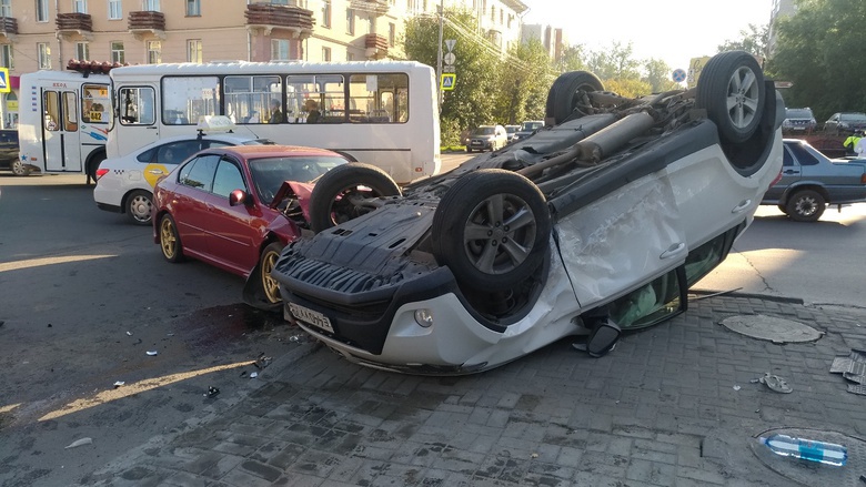 Лег на крышу: столкновение 2 авто в центре Томска попало на видео