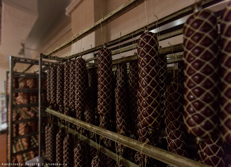 Просроченные колбасу, рыбу и полуфабрикаты нашли в томских магазинах сети «Абрикос»