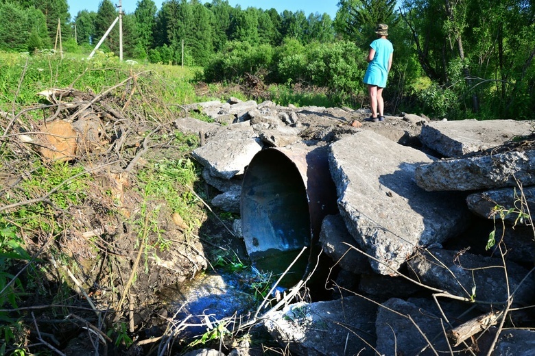 Жители Томского района сообщили о загрязнении реки строительным мусором