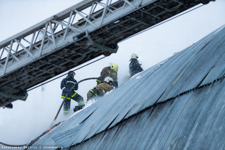 Пожарные вскрывают кровлю магазина «Светофор», чтобы ликвидировать возгорание