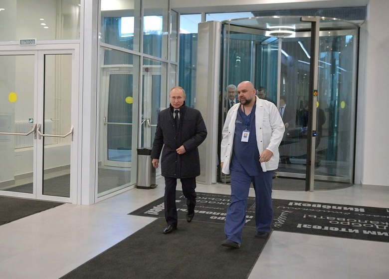 Владимир Путин с главврачом больницы №40 Денисом Проценко